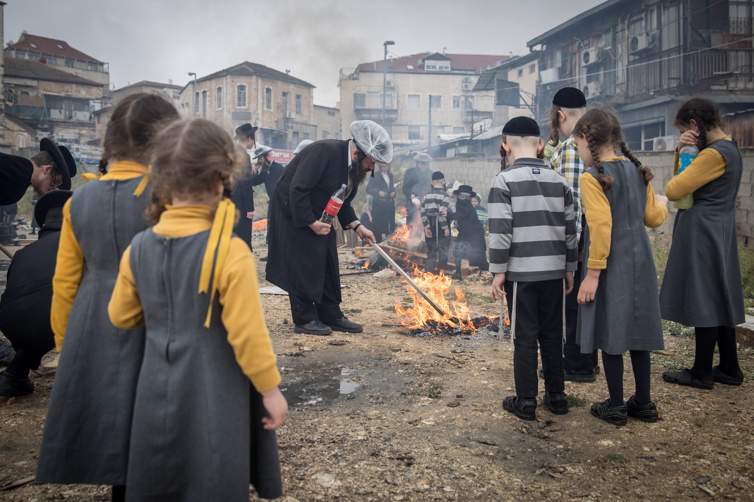  Ultra-Orthodox Jews burn leavened items in a final preparation before the Passover holiday in the Meah Shearim neighborhood, Jerusalem, March 30, 2018. Religious Jews throughout the world refrain from eating leavened food products and eat the specia