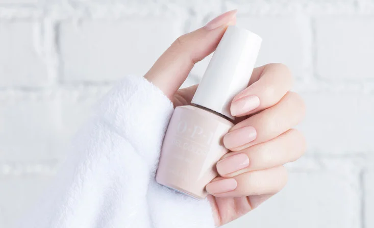 Διάφανο ροζ βερνίκι νυχιών OPI BUBBLE BATH η γαμήλια απόχρωση νυχιών για το 2020