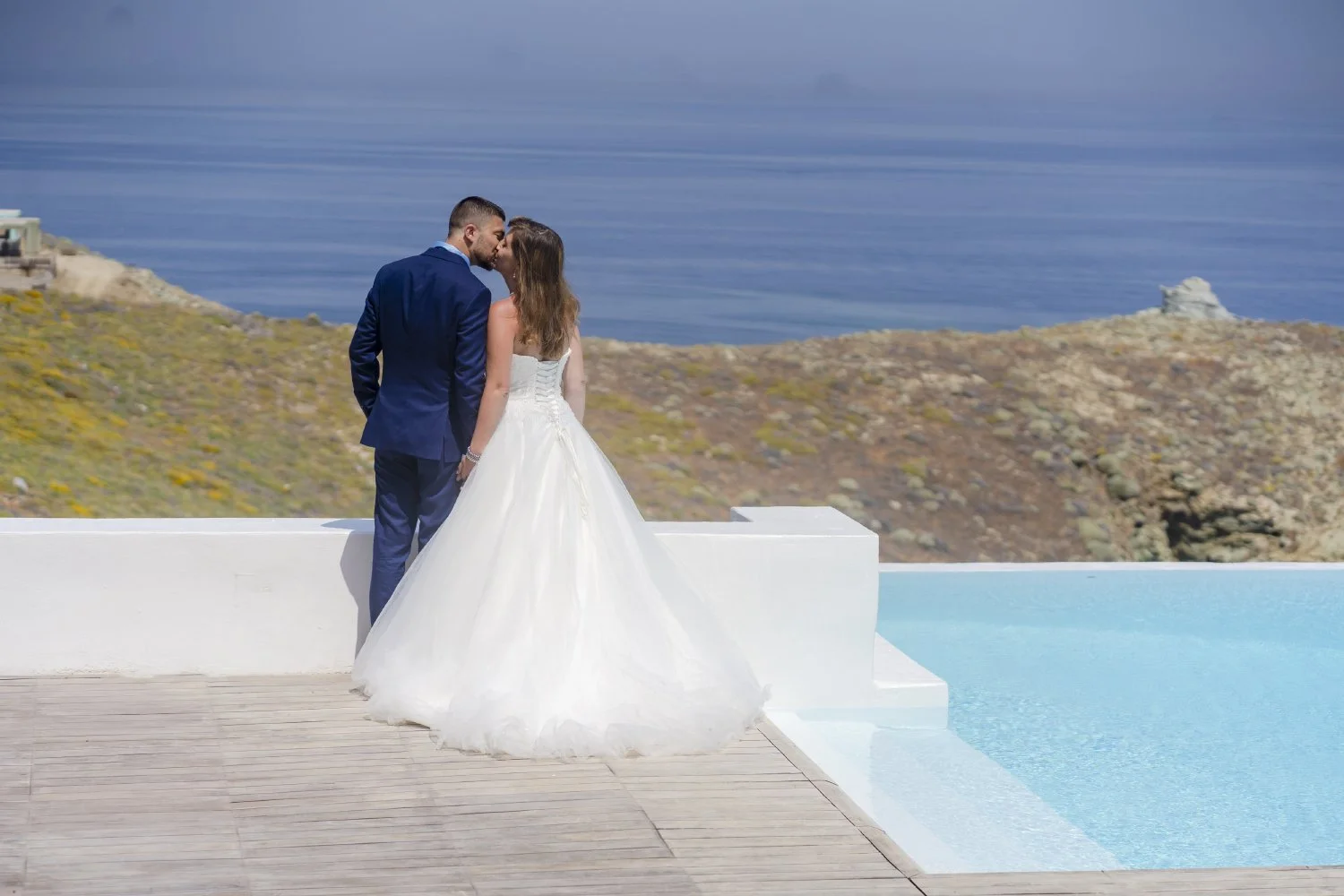couple kissing in wedding