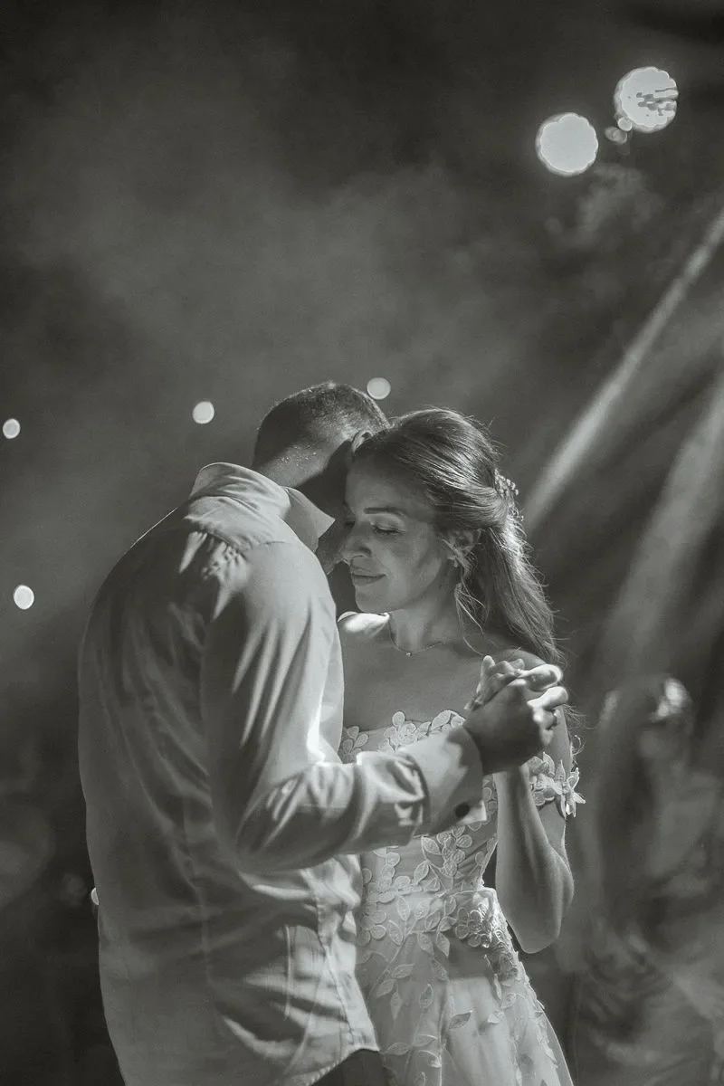 couple dancing at wedding in sinterina