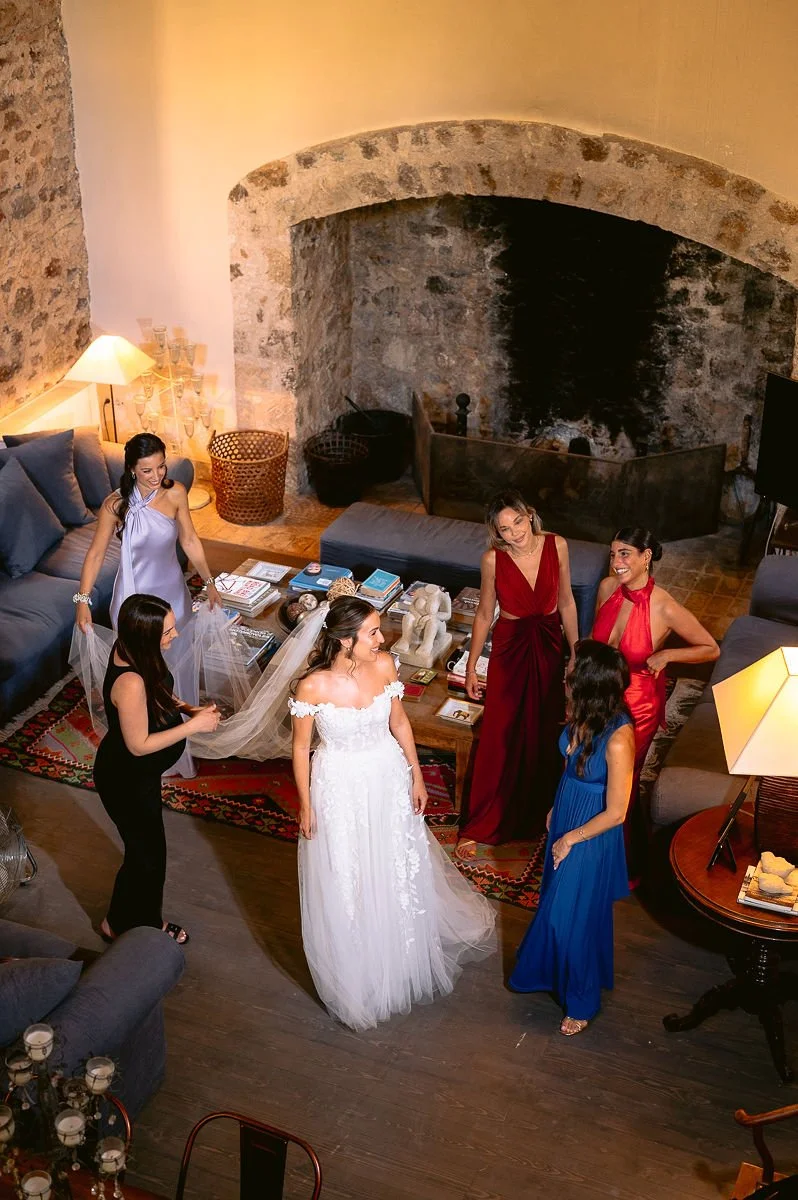 bride and friends inside the cottage in Sinterina