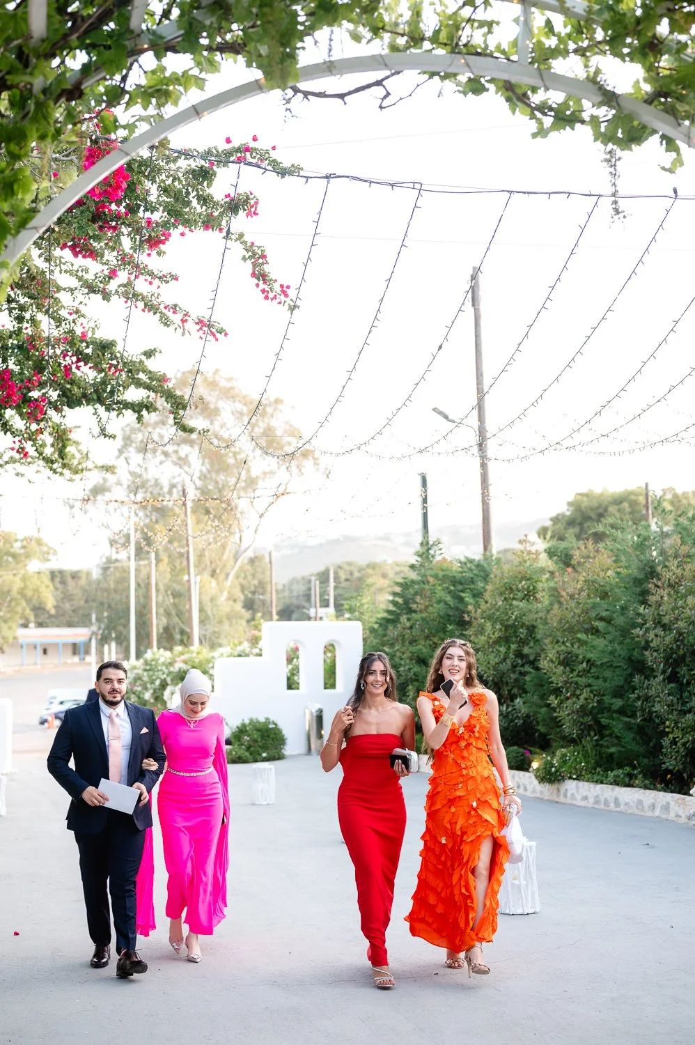 seasoul wedding guests arriving