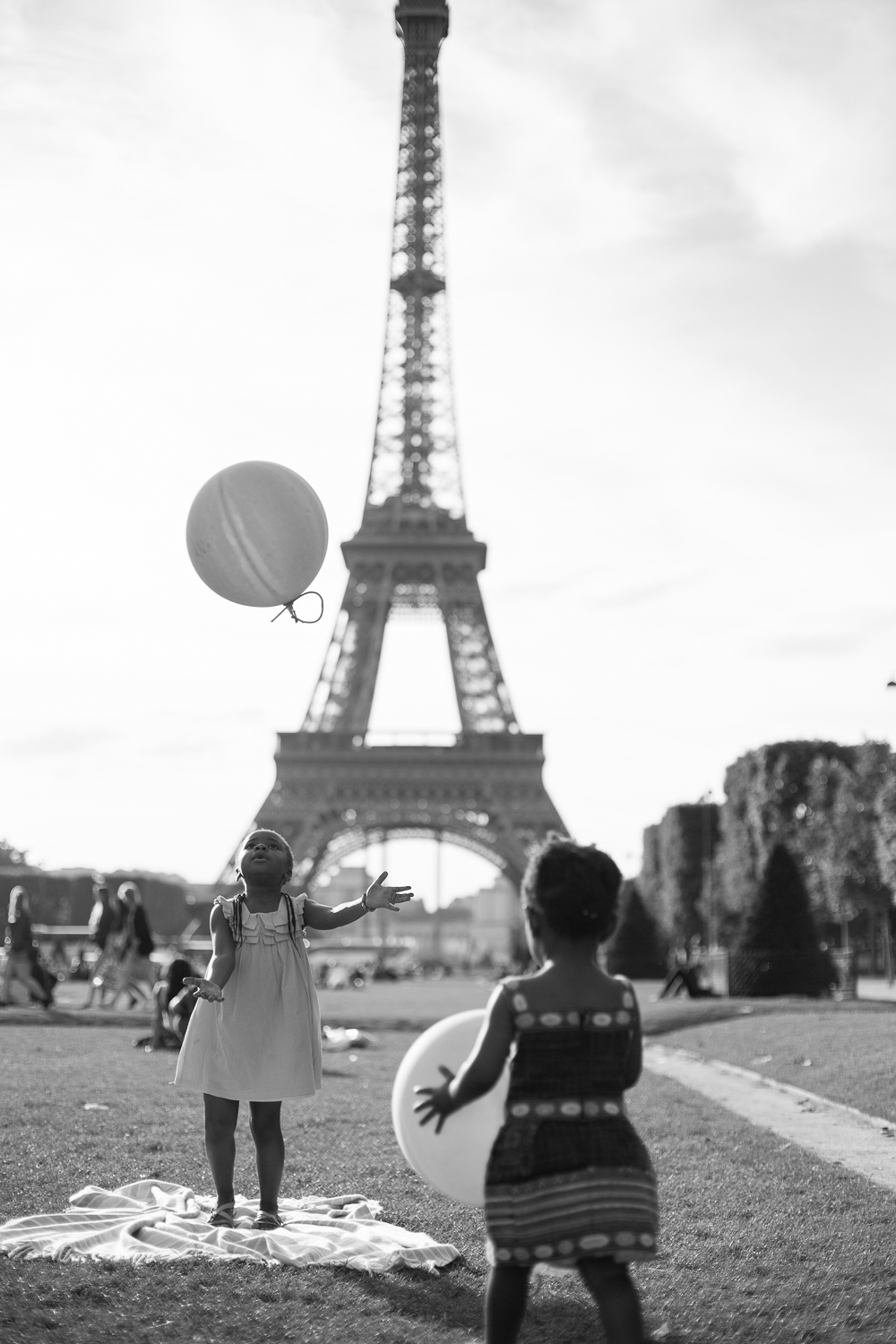 Paris, France Eiffel Tower Family Portrait Session, Family Lifestyle Natural Light Photographer_023.jpg