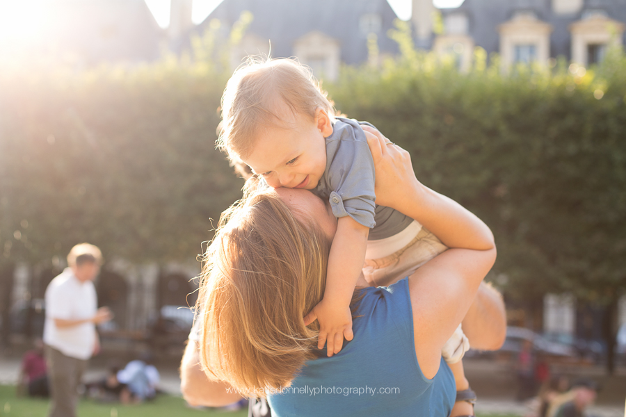 extended family photo session Place des Vosges Hotel Sully_009.jpg