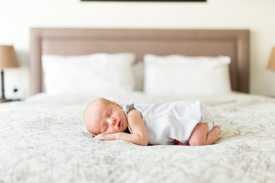 paris-newborn-photographer-peach-new-mom-outfit-inspiration-9