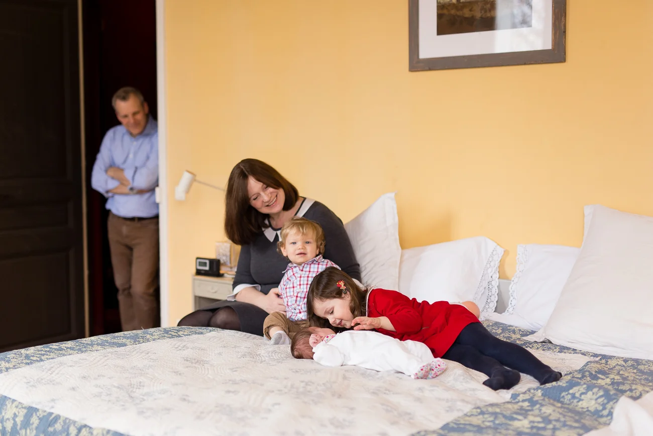 at-home-lifestyl-relaxed-large-family-newborn-photos-paris_008.jpg
