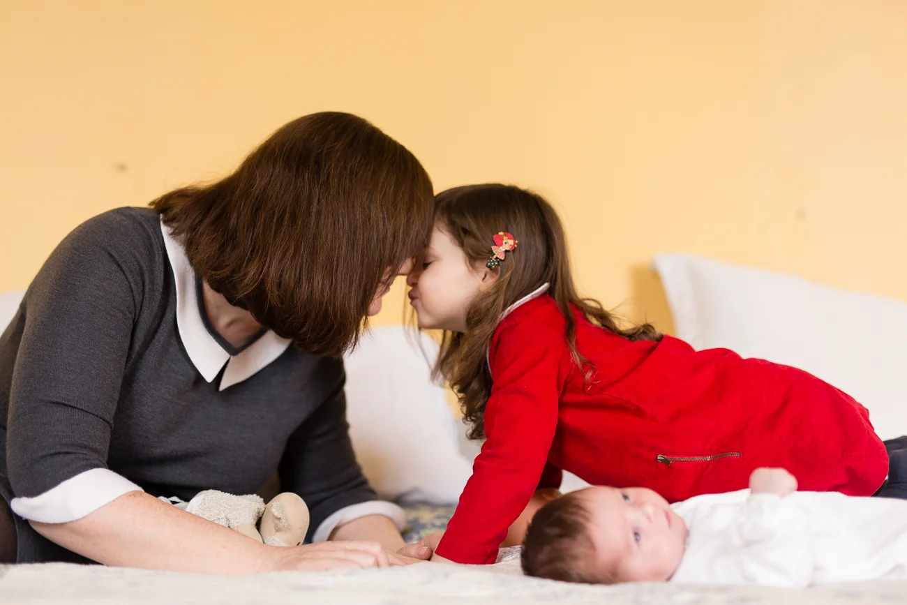at-home-lifestyl-relaxed-large-family-newborn-photos-paris_010.jpg