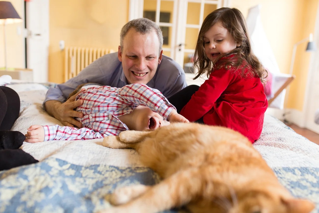 at-home-lifestyl-relaxed-large-family-newborn-photos-paris_020.jpg