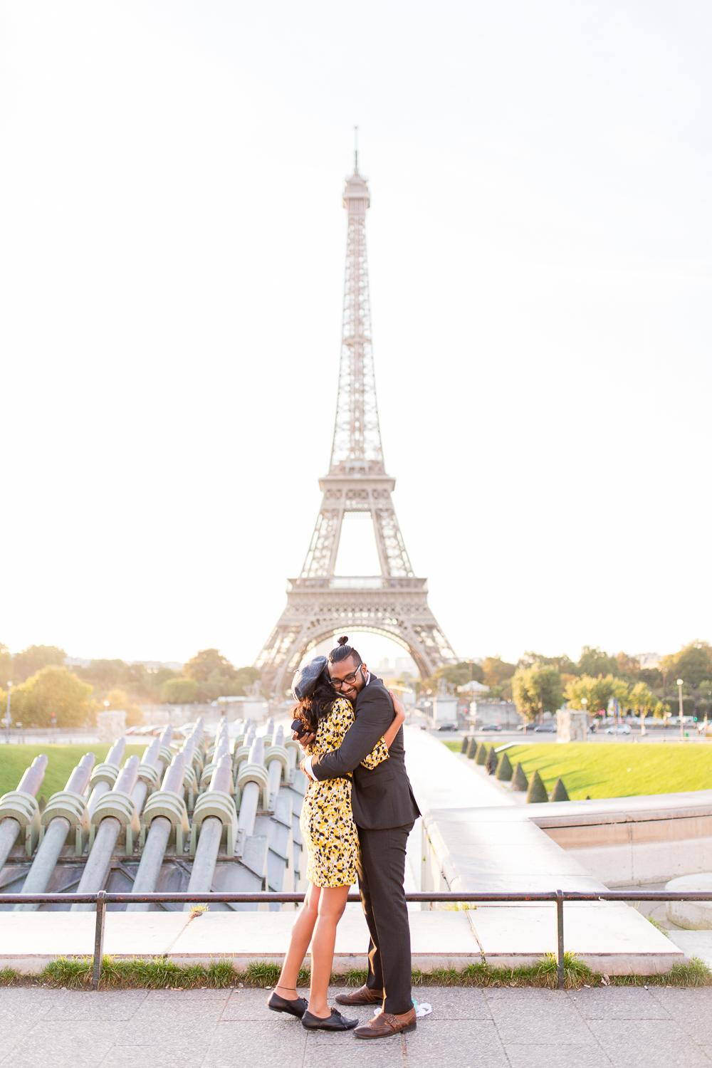 eiffel-tower-engagement-couples-photo-shoot-paris-photographer_001.jpg