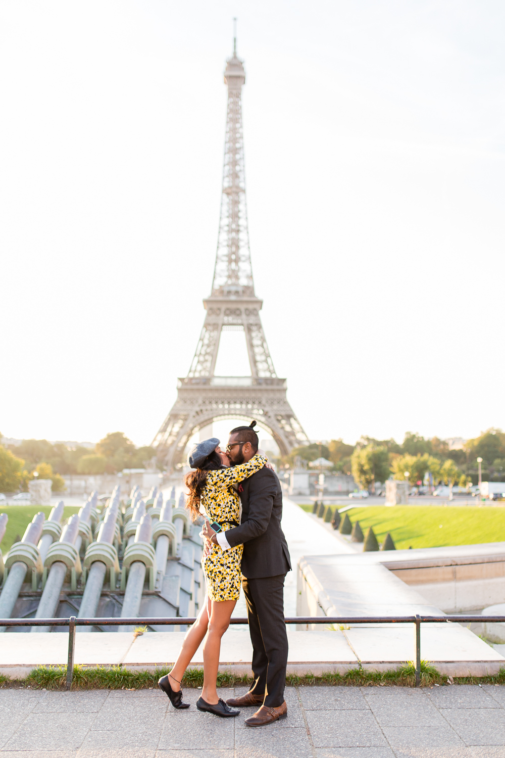 eiffel-tower-engagement-couples-photo-shoot-paris-photographer_004.jpg