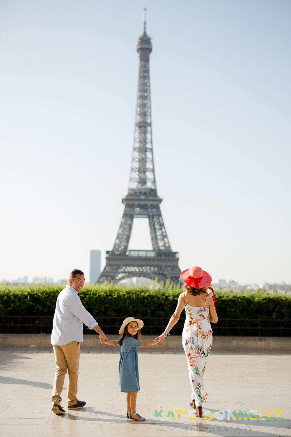 family-photo-eiffel-tower-paris-photographer-katie-donnelly_001.jpg