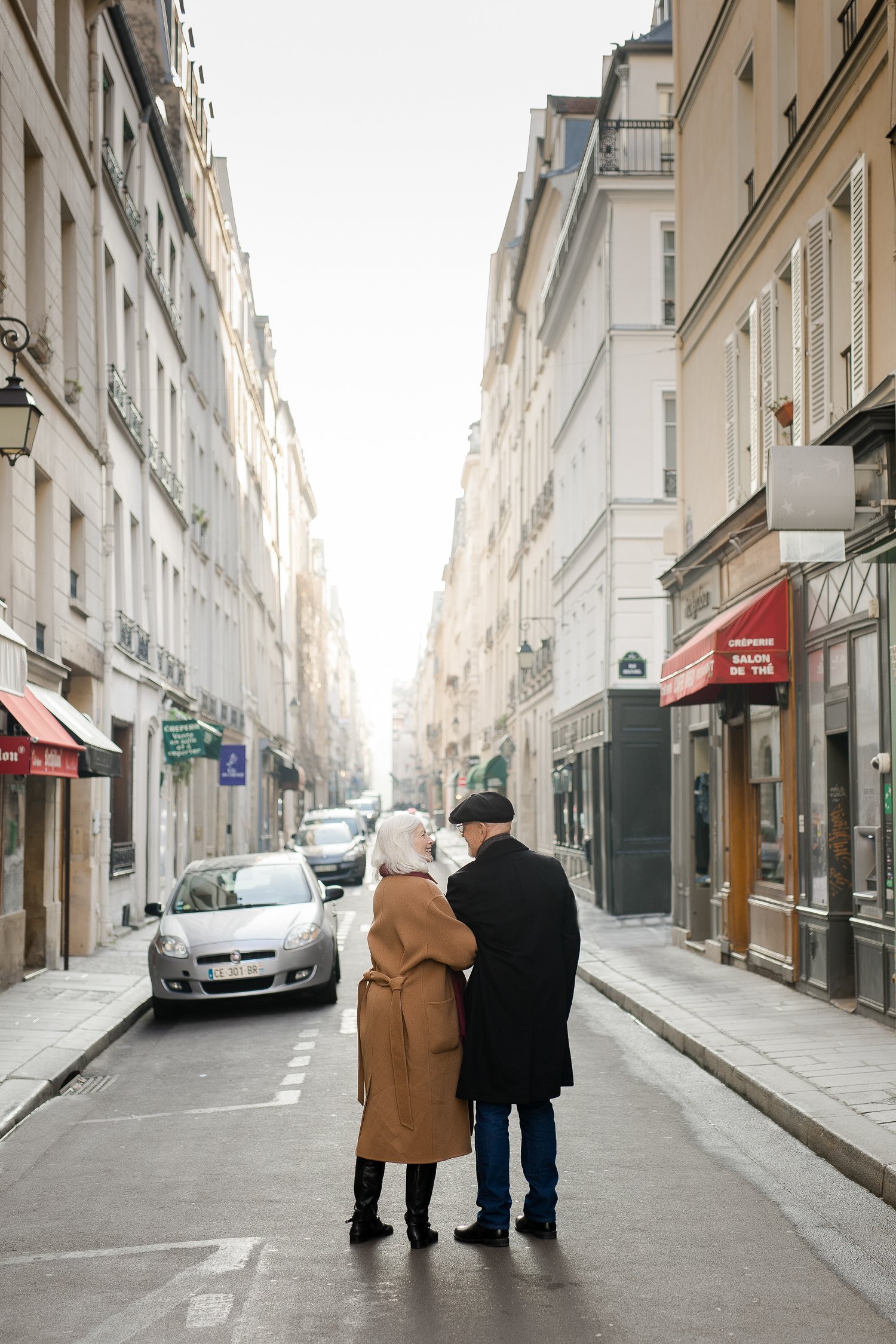 paris-couple-photographer-ile saint louis-honeymoon-010.jpg