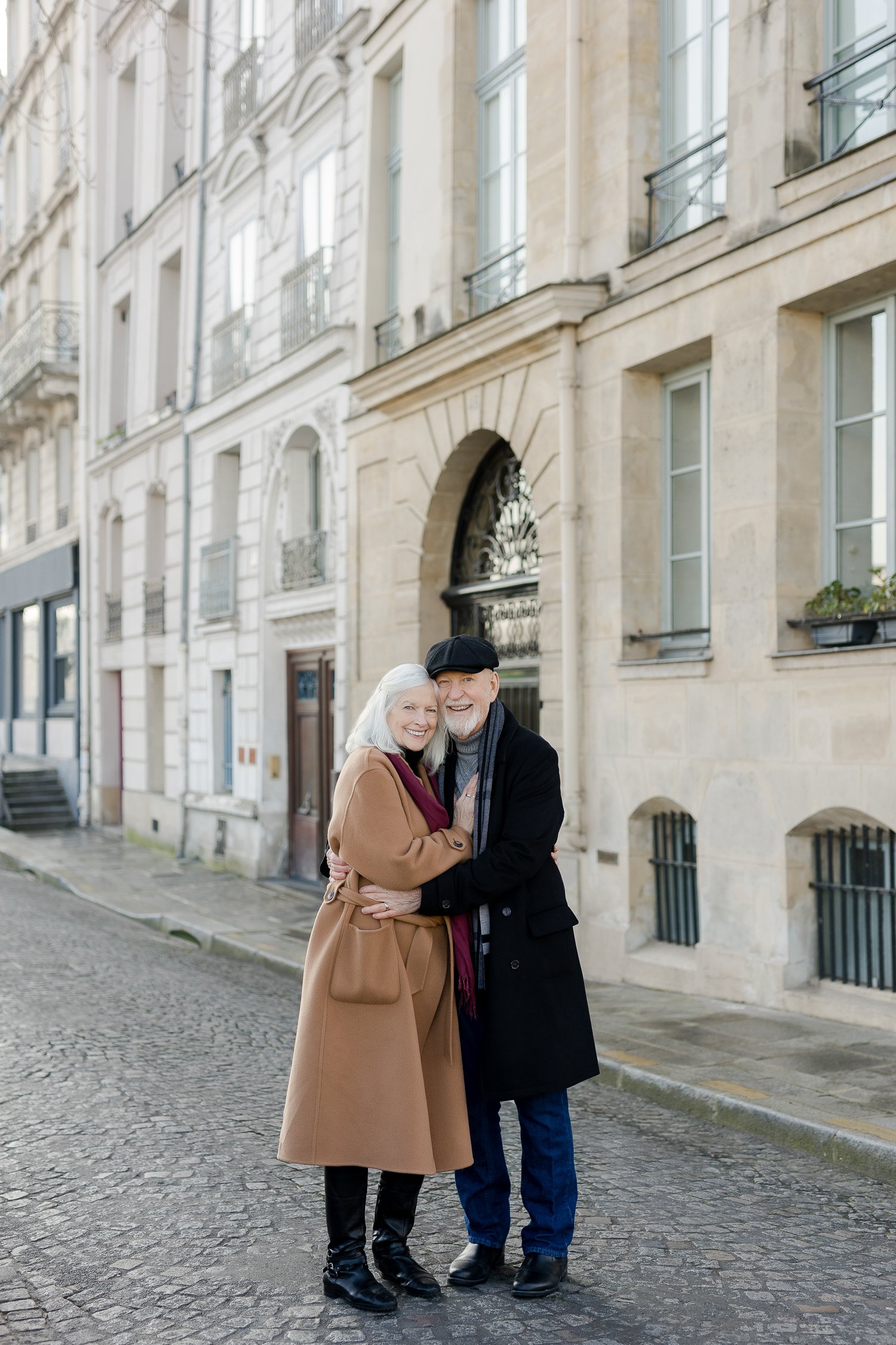 paris-couple-photographer-ile saint louis-honeymoon-028.jpg