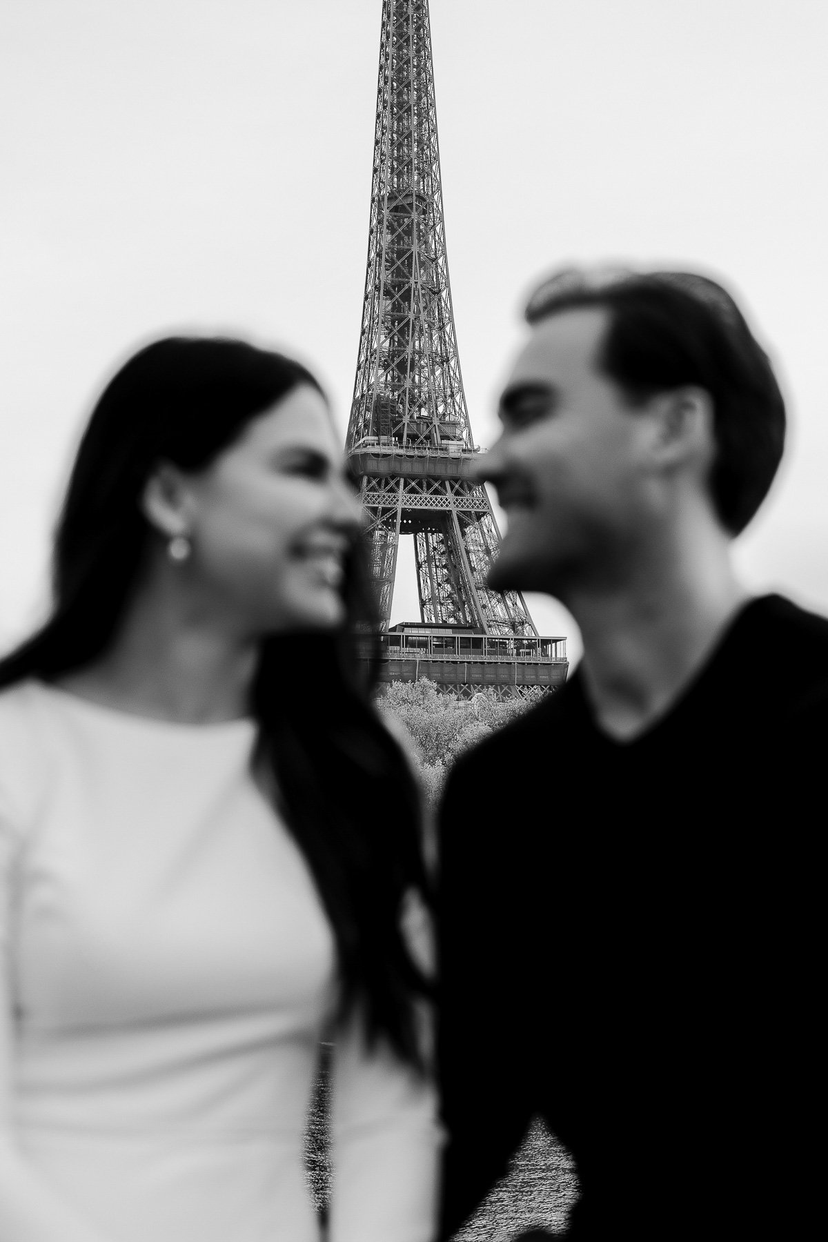 paris-couple-photographer-winter-eiffel-tower-photo-shoot-006.jpg
