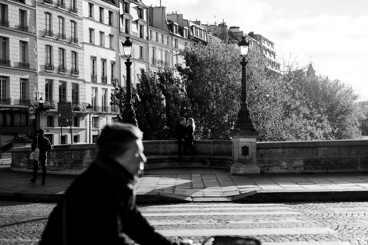 paris-couple-photographer-winter-pont-neuf-photo-shoot-.jpg