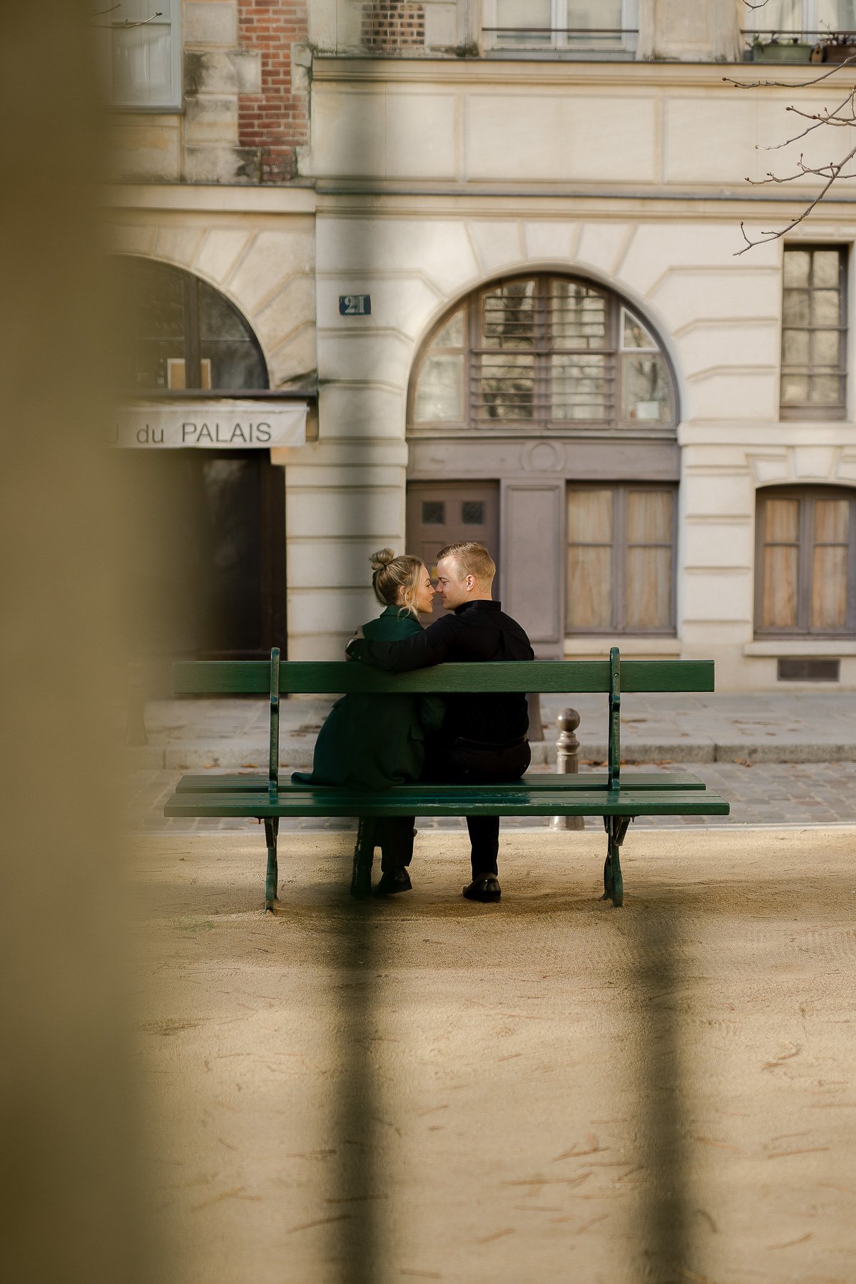 paris-couple-photographer-winter-pont-neuf-photo-shoot-010.jpg