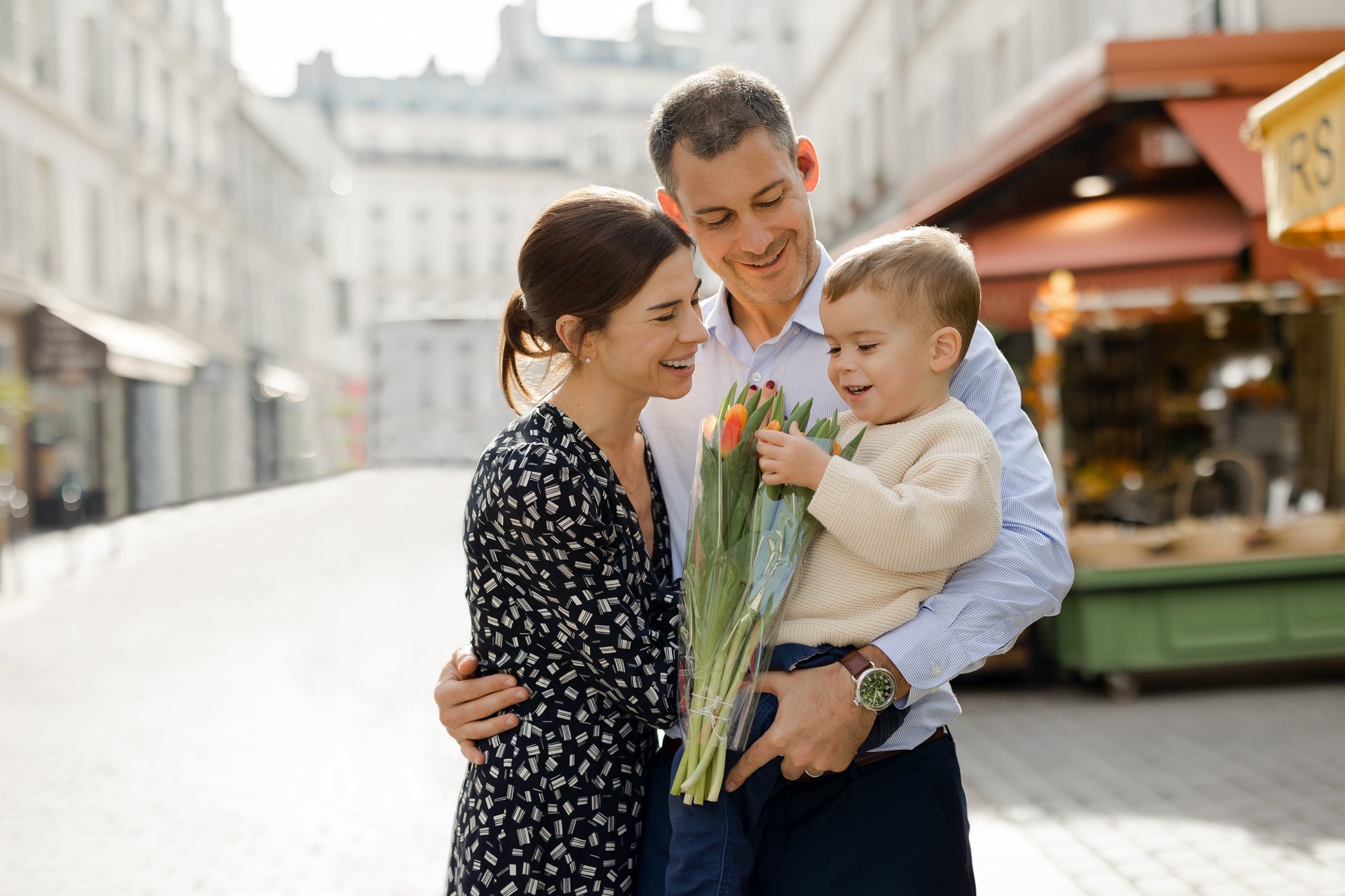 family-photoshoot-paris-market-flowers-11.jpg