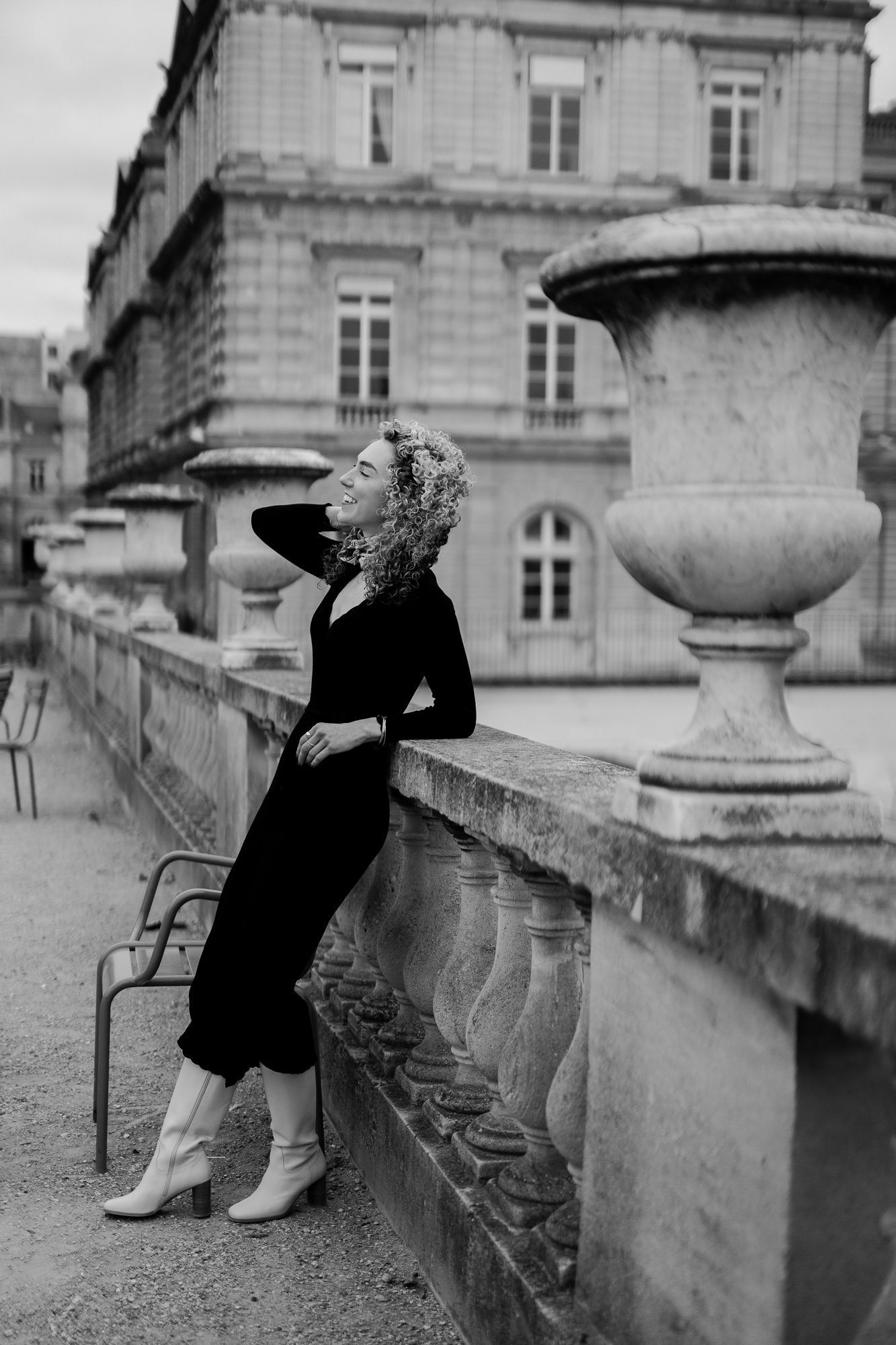 joyful fun solo woman portraits in Paris photographer-4.jpg