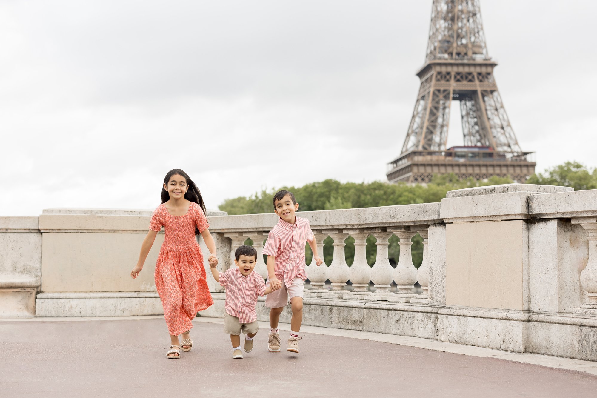 loving family photo shoot eiffel tower english speaking photographer paris-3.jpg