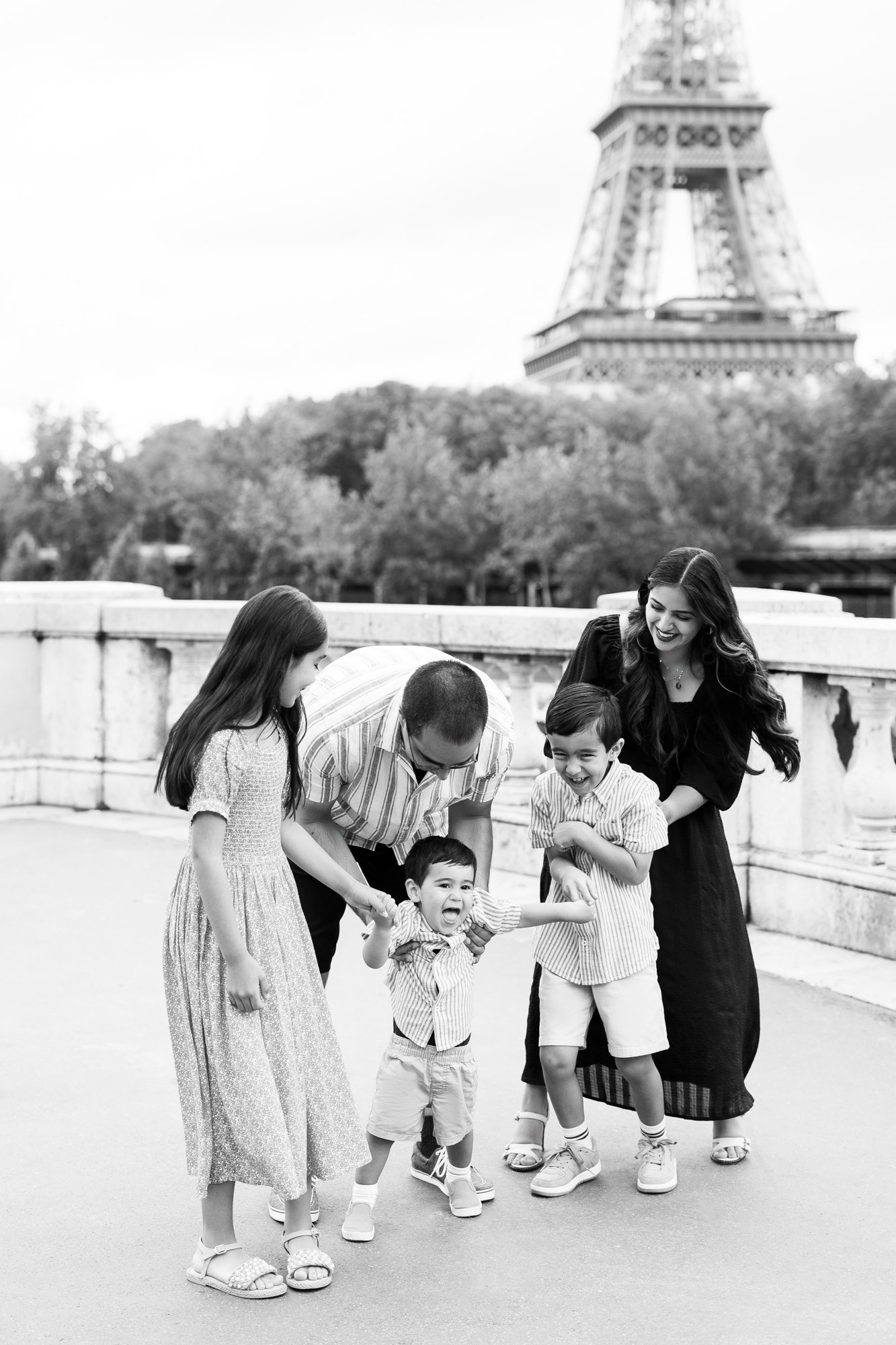 loving family photo shoot eiffel tower english speaking photographer paris-5.jpg