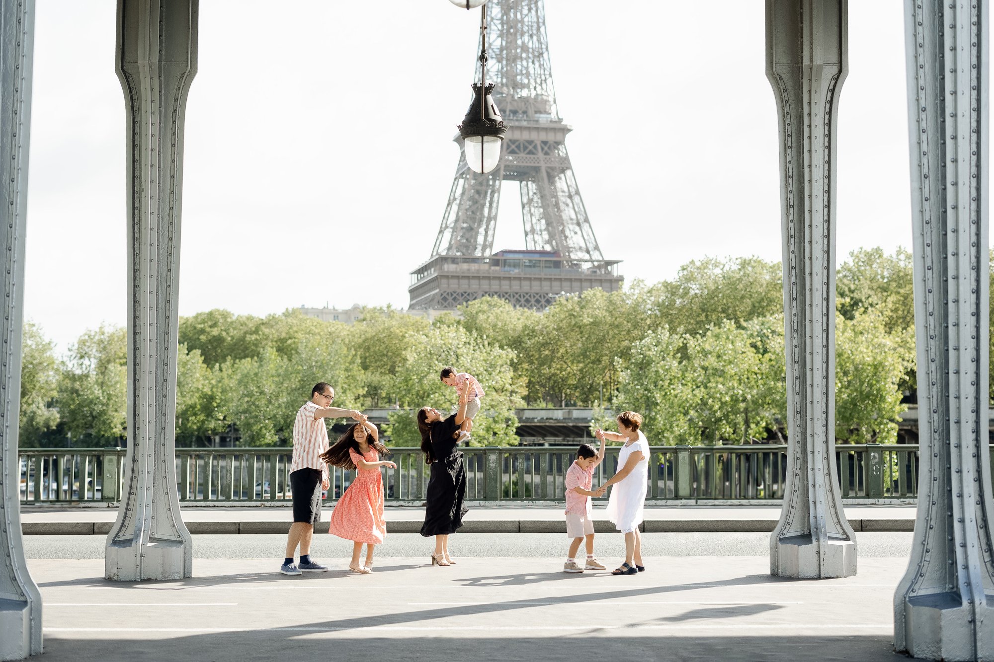 loving family photo shoot eiffel tower english speaking photographer paris-12.jpg