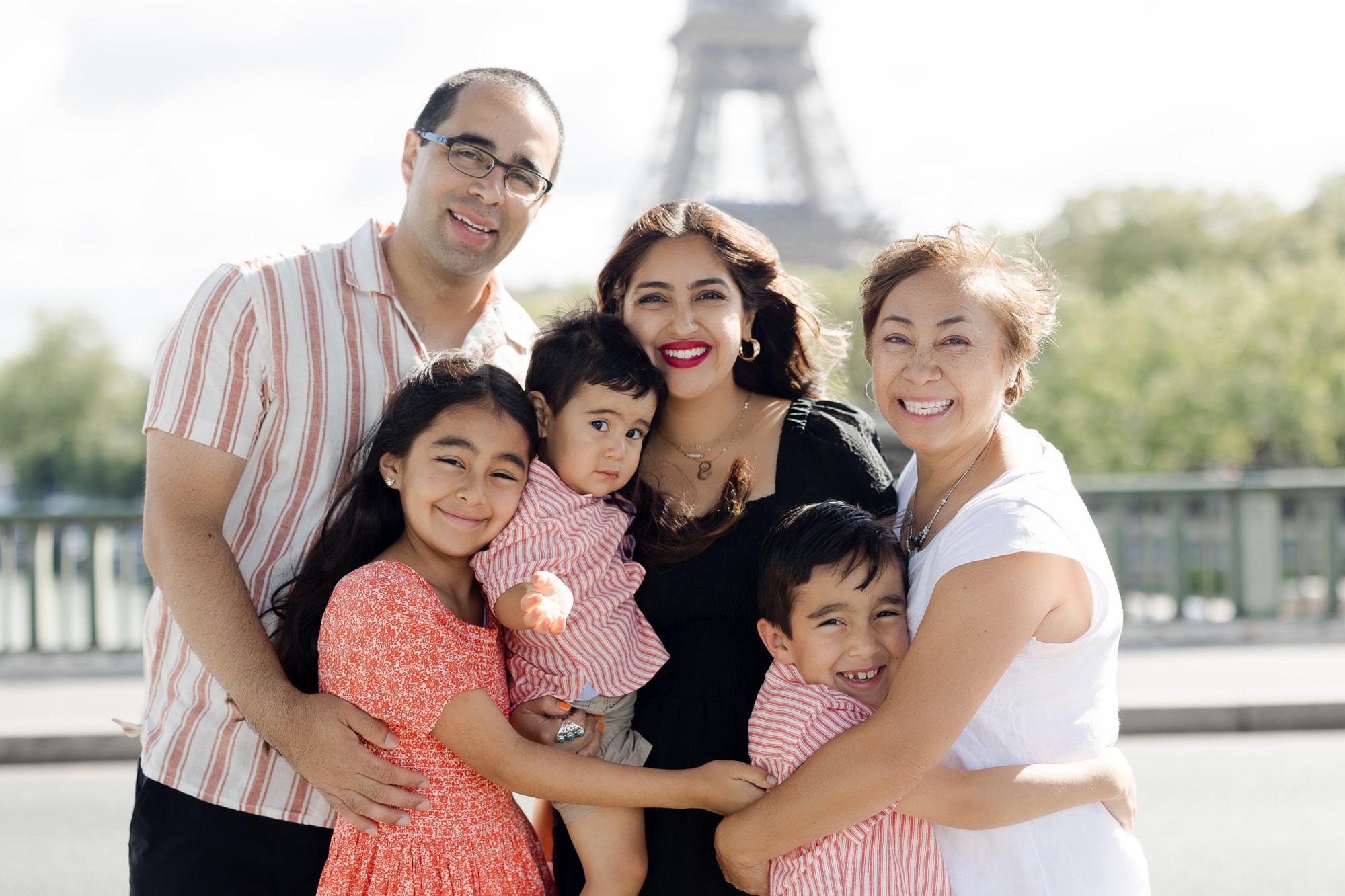 loving family photo shoot eiffel tower english speaking photographer paris-14.jpg