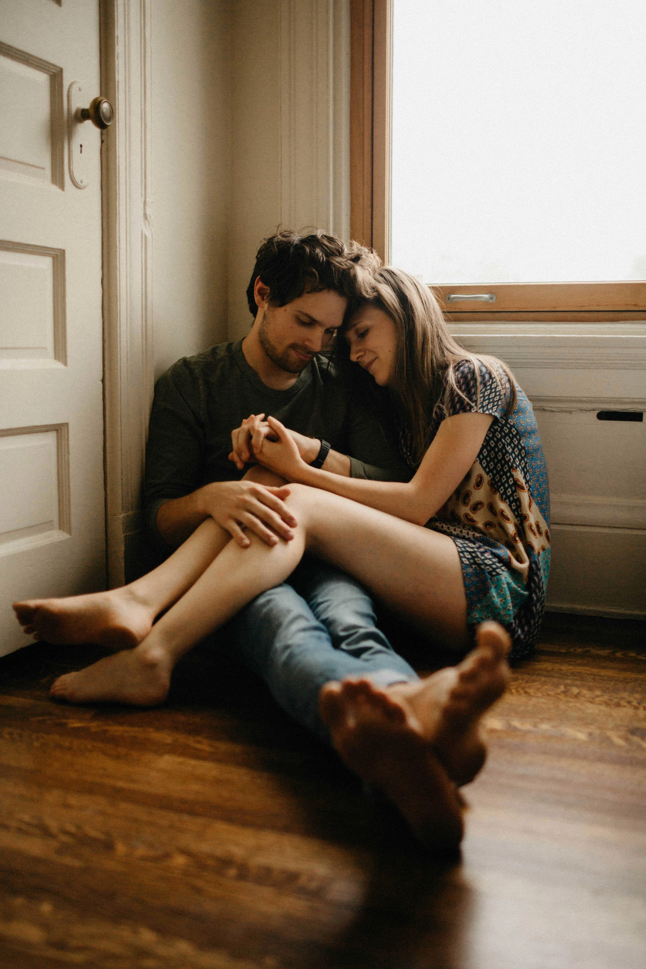 ben-hannah-cincinnati-engagement-session-in-home-eastlyn-bright.jpg