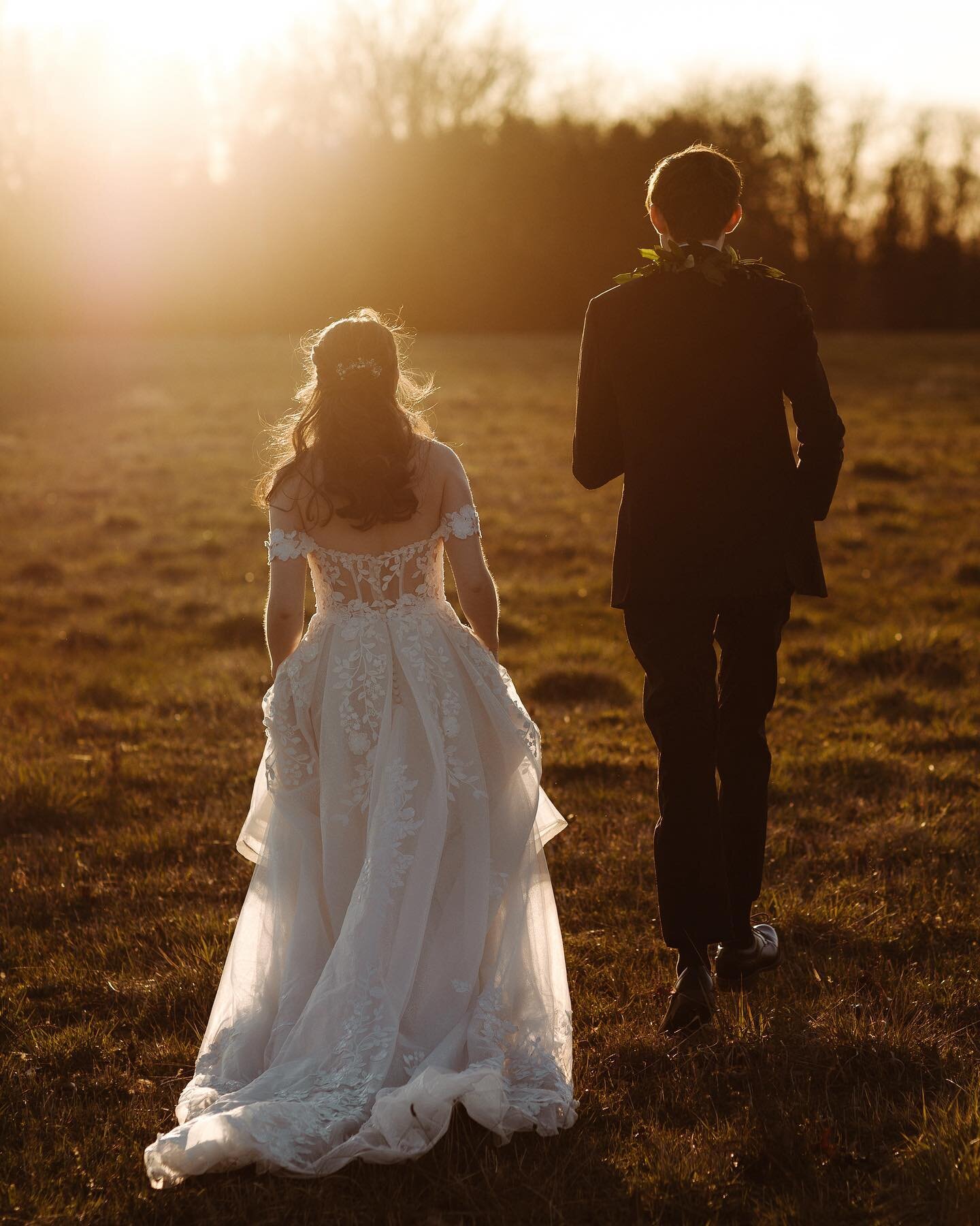 Kimi &amp; Zac&rsquo;s March Ohio wedding was a dream come true 💫 Bathed in golden hour&rsquo;s glow, their joy radiated against the stunning backdrop of Jorgensen Farms. 

Wishing them a lifetime of happiness, deeper and more enduring than the rays