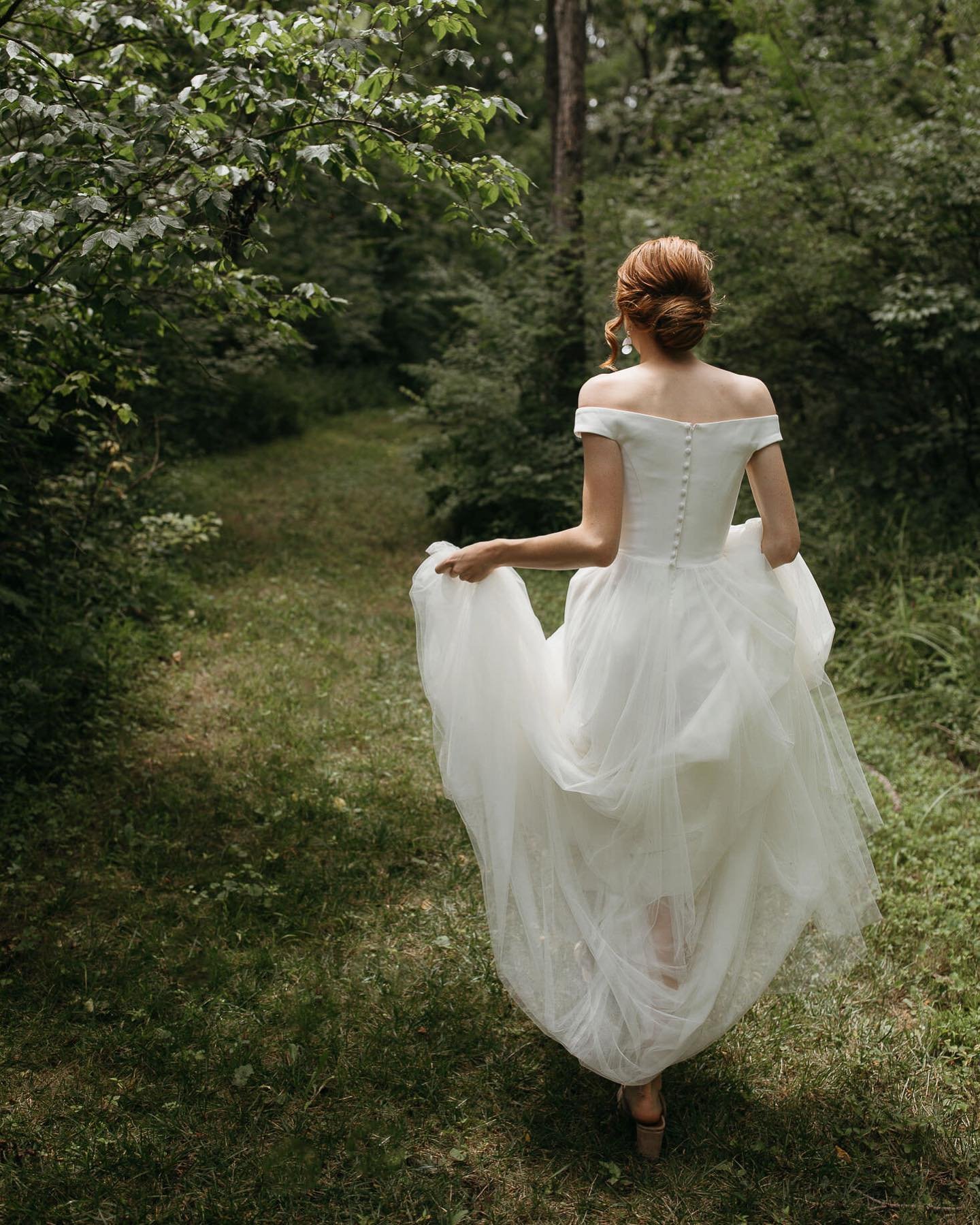 Scenes from a sweet summer rural wedding 🌿

This season is our busiest Ohio/Jackson Hole season yet, and the anticipation of what moments await has us giddy. 

Thankful for each and every couple we have the honor of working with 🫶

#ohioweddingphot