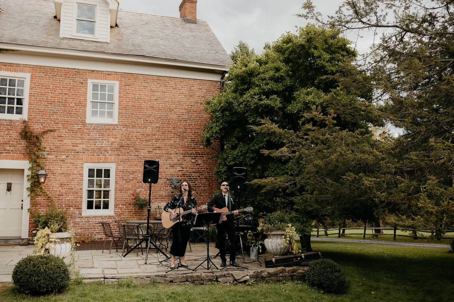 Live musicians performing during outdoor cocktail hour at Windrift Hall in the Hudson Valley