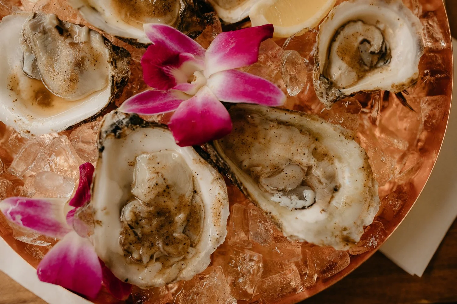 Fresh oysters served on ice during outdoor cocktail hour at Windrift Hall in the Hudson Valley