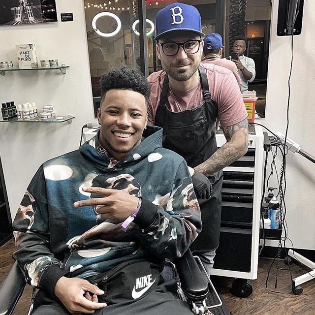 @therealbarberal wearing @knifeandflag Non Porous Apron in Black, with @saquon!!! #barber #workwear #survivalunion #knifeandflag #craftsman