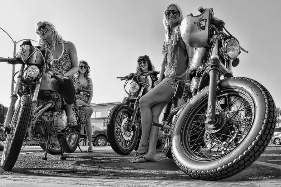 moto girls 4.jpg