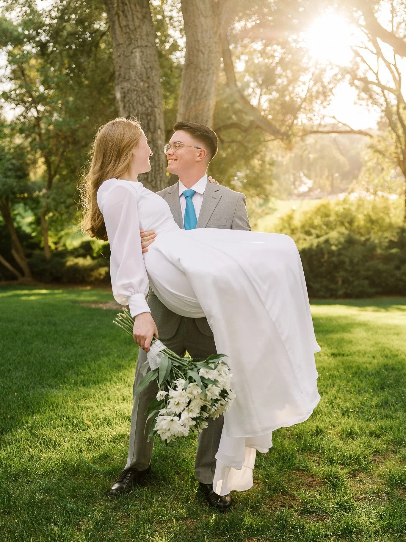 Brielle and Tim have been long distance dating for months and now they are finally together and getting married tomorrow! 🙌🏻 &bull;
&bull;
&bull;
&bull;
&bull;
&bull;
 #bridals #utahbridals #jamietervortphotography #utahbride #bridalbouquet #weddin