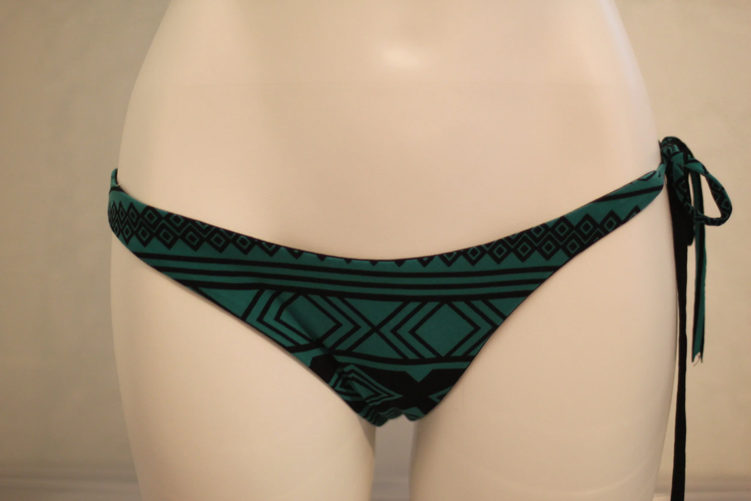 chateliallon-plage dark teal polynesian noir.JPG