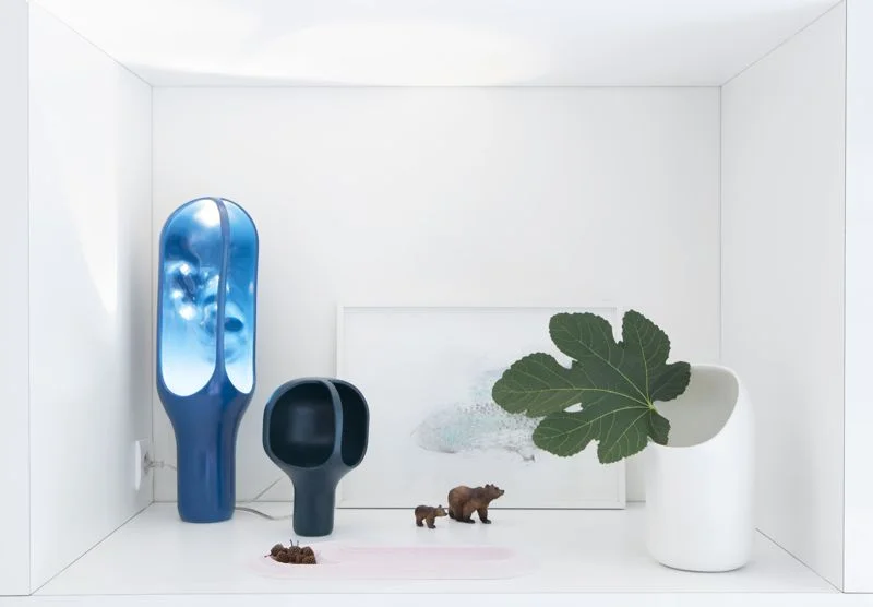 The blue
vessel on the left is a ceramic table light called ‘The Cave’ by Benjamin
Graindorge. The ‘O’ vase on the right by Ionna Vautrin is also ceramic. Both
from the 2012 collection.