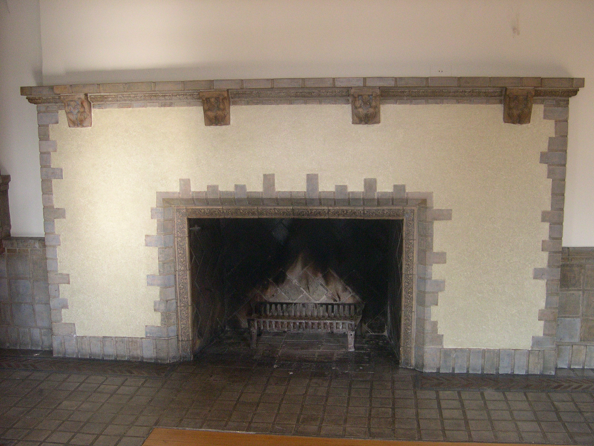 A variety of motifs, bird and botanical as well as the classic Dutchmen with pipe can be seen on the fireplace mantel.