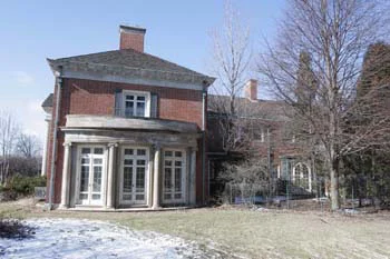 House end with Bow French Dr.jpg