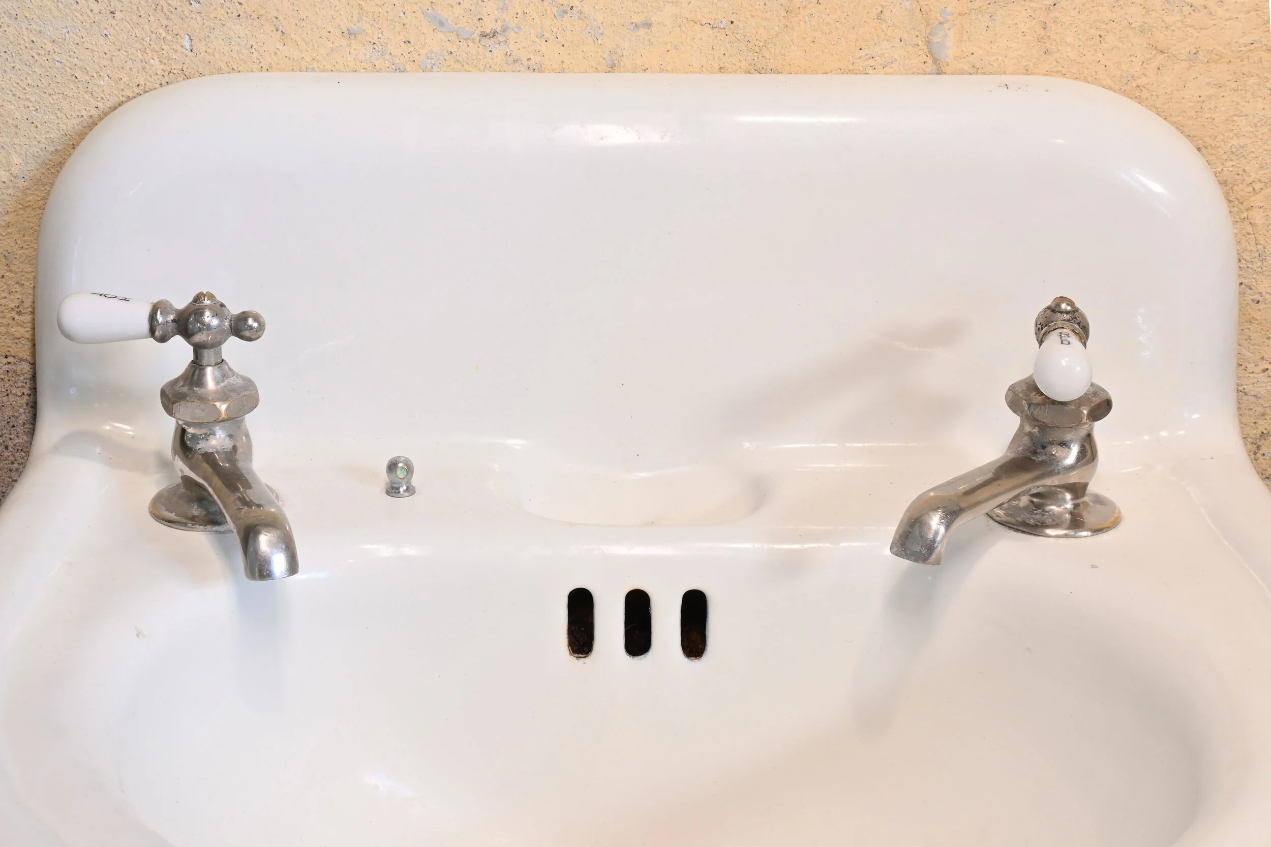 cast iron wall mount bath sinks — ARCHITECTURAL ANTIQUES