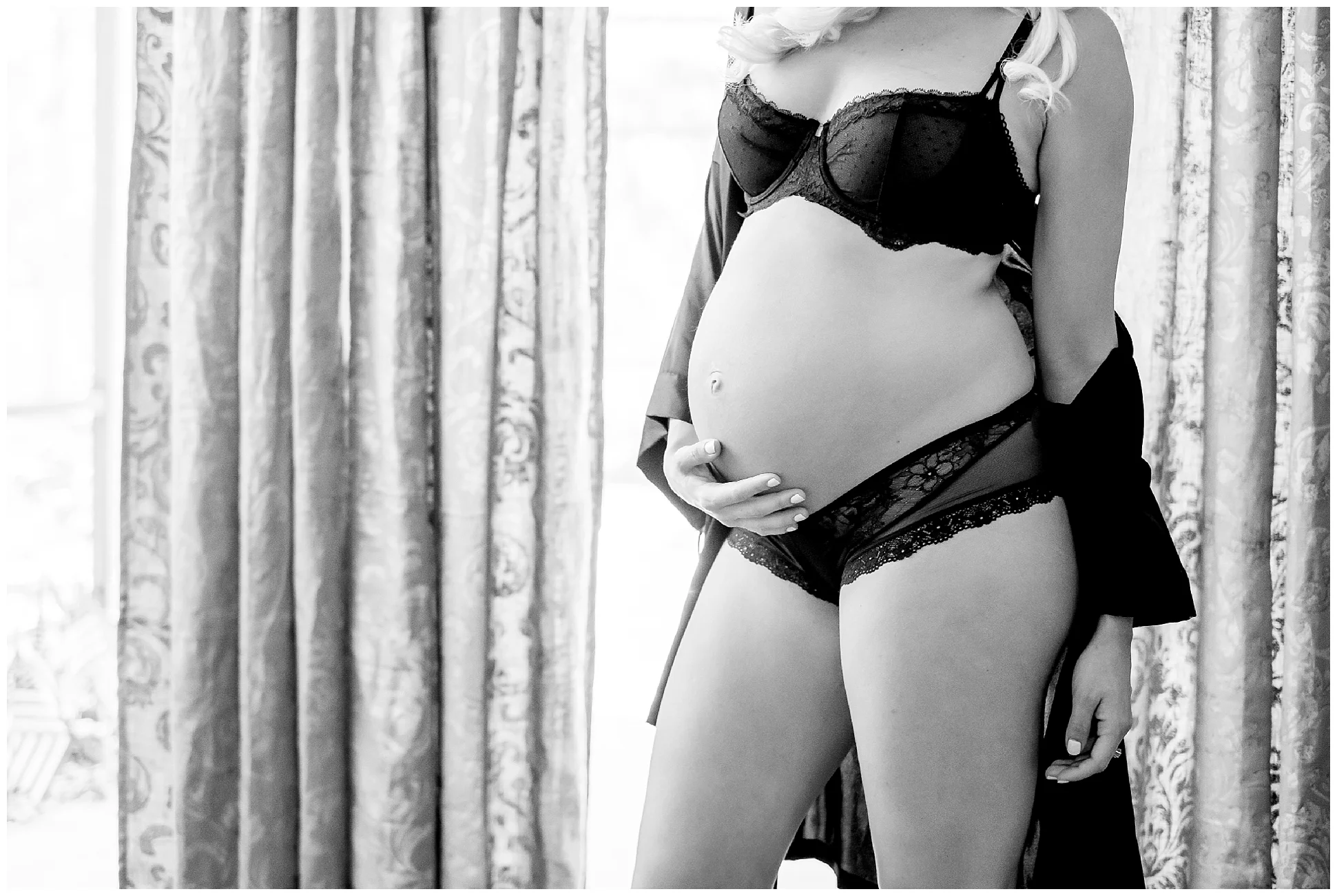 tampa-playful-at home-maternity-boudoir-dogs_0007.jpg