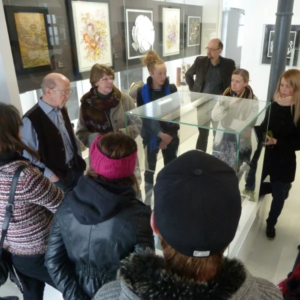 Helmut Drexler explaining his work at Porzelanikon