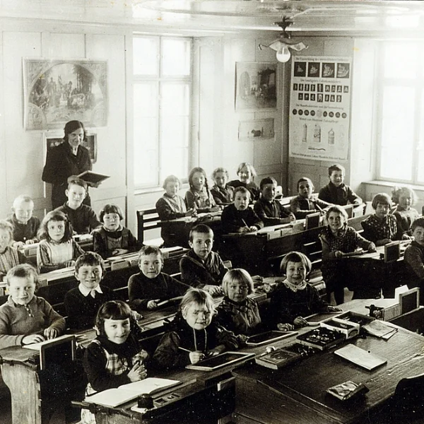 Award winning logo for the Saarland school museum in the town of Ottweiler in Germany. www.schulmuseum-ottweiler.net