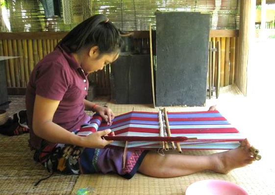 Katu_backstrap_weaving.jpg