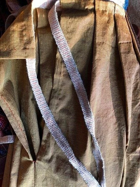 Detail of the slit where the two halves join below the waistband. There is a small bar tack sewn at the base of the slit, instructions for which are included in the B &amp; T video. This is one of my favorite details!