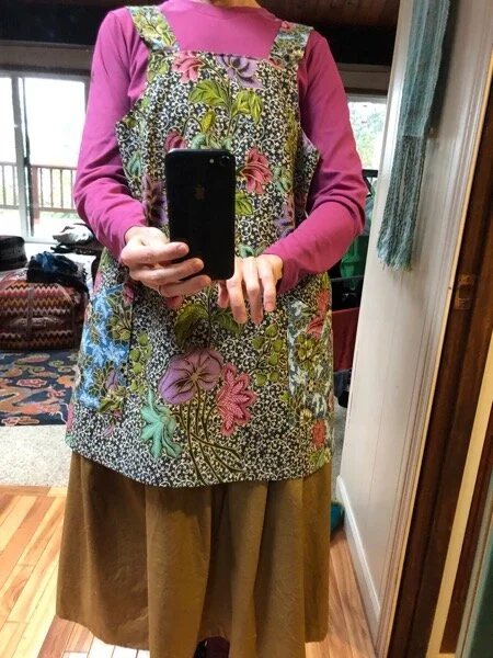 Apron pattern from Odacier on Etsy. I have another one of these, closed-back style, that I wear All The Time. It can be thrown on over everything for instant presentability and pockets!