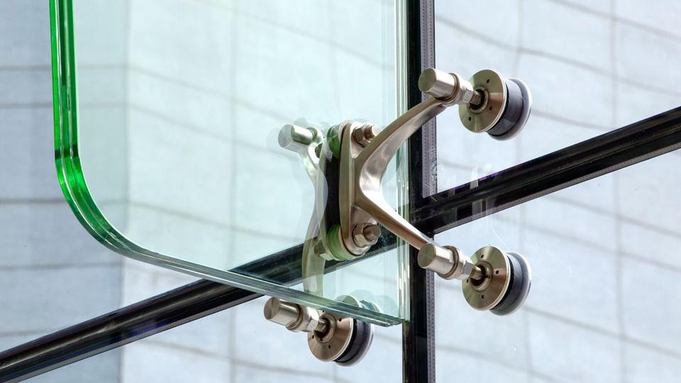 stella_glass_hardware_project_structural_glass_walls_glass_fin_first__main_close-up_spider_a_view_0.jpg