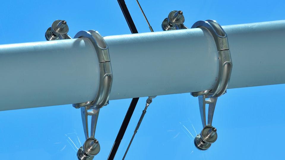 stella_glass_hardware_project_structural_glass_walls_tension_cable_sparkling_hill_resort_close-up_custom_tube_spider_view.jpg