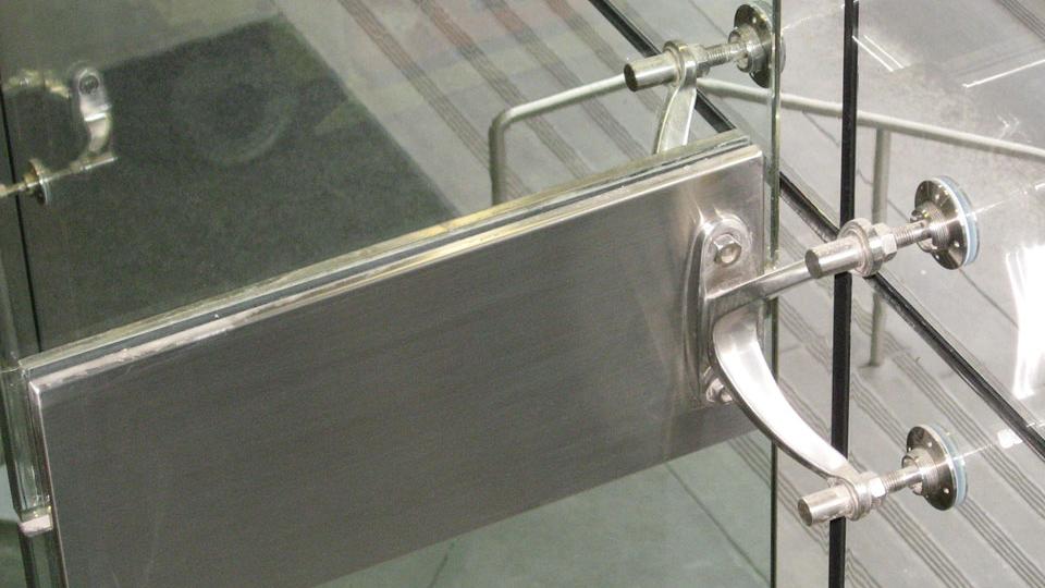 Stella_Glass_Hardware_Project_Structural_Glass_Walls_Glass_Fin_Livingston_Place_Close-up_Splice_Plate_View.jpg