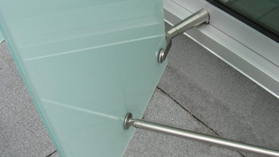 stella_glass_hardware_project_sunshades_ubc_esb_bottomconnection.jpg
