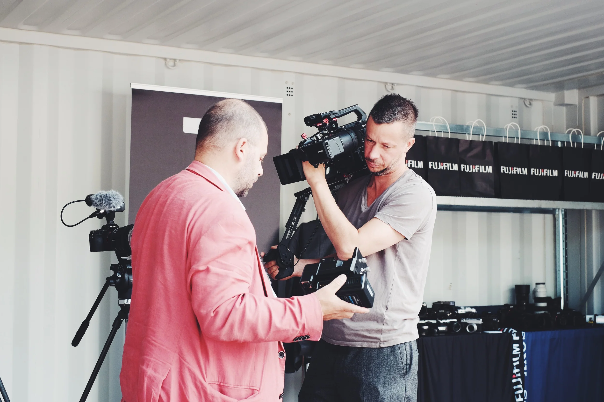 Fotografen JH Engström kom förbi och fick en titt på Sonys FS7 med Anders.